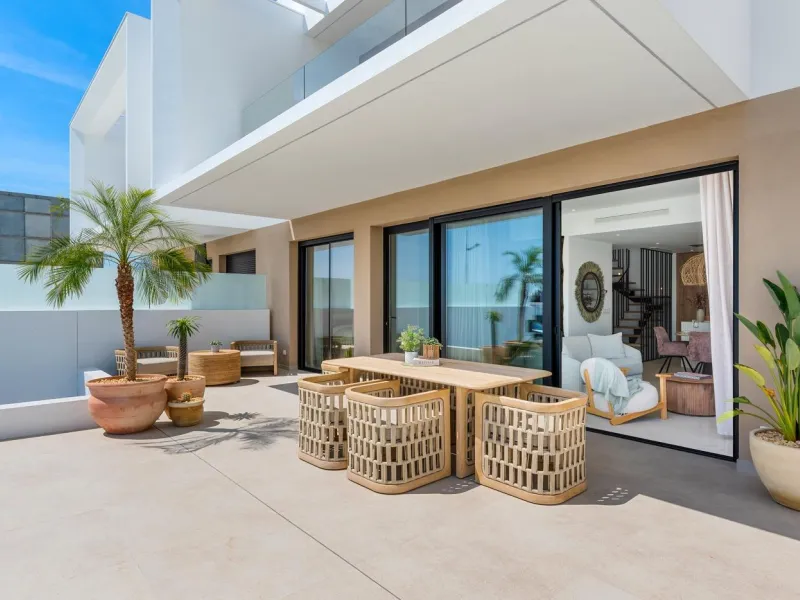 VILLA DE LUJO EN DOLORES DE 3 DORM. 3 BAÑOS. 1 ASEO. PISCINA PRIVADA. 205 M2 DE PARCELA. DOS TERRAZAS. PARKING.