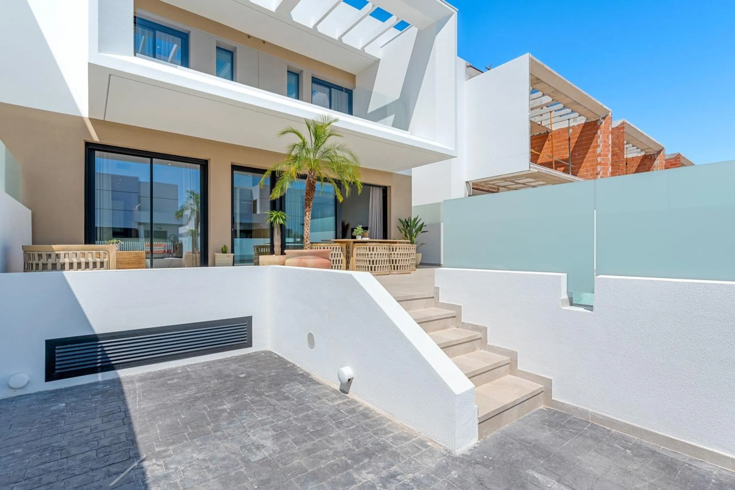 VILLA DE LUJO EN DOLORES DE 3 DORM. 3 BAÑOS. 1 ASEO. PISCINA PRIVADA. 205 M2 DE PARCELA. DOS TERRAZAS. PARKING.