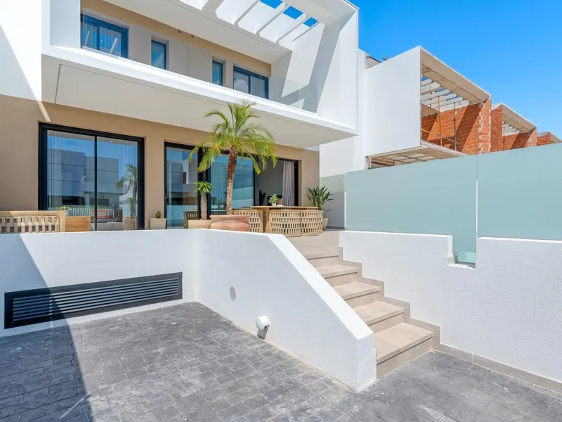 VILLA DE LUJO EN DOLORES DE 3 DORM. 3 BAÑOS. 1 ASEO. PISCINA PRIVADA. 205 M2 DE PARCELA. DOS TERRAZAS. PARKING.