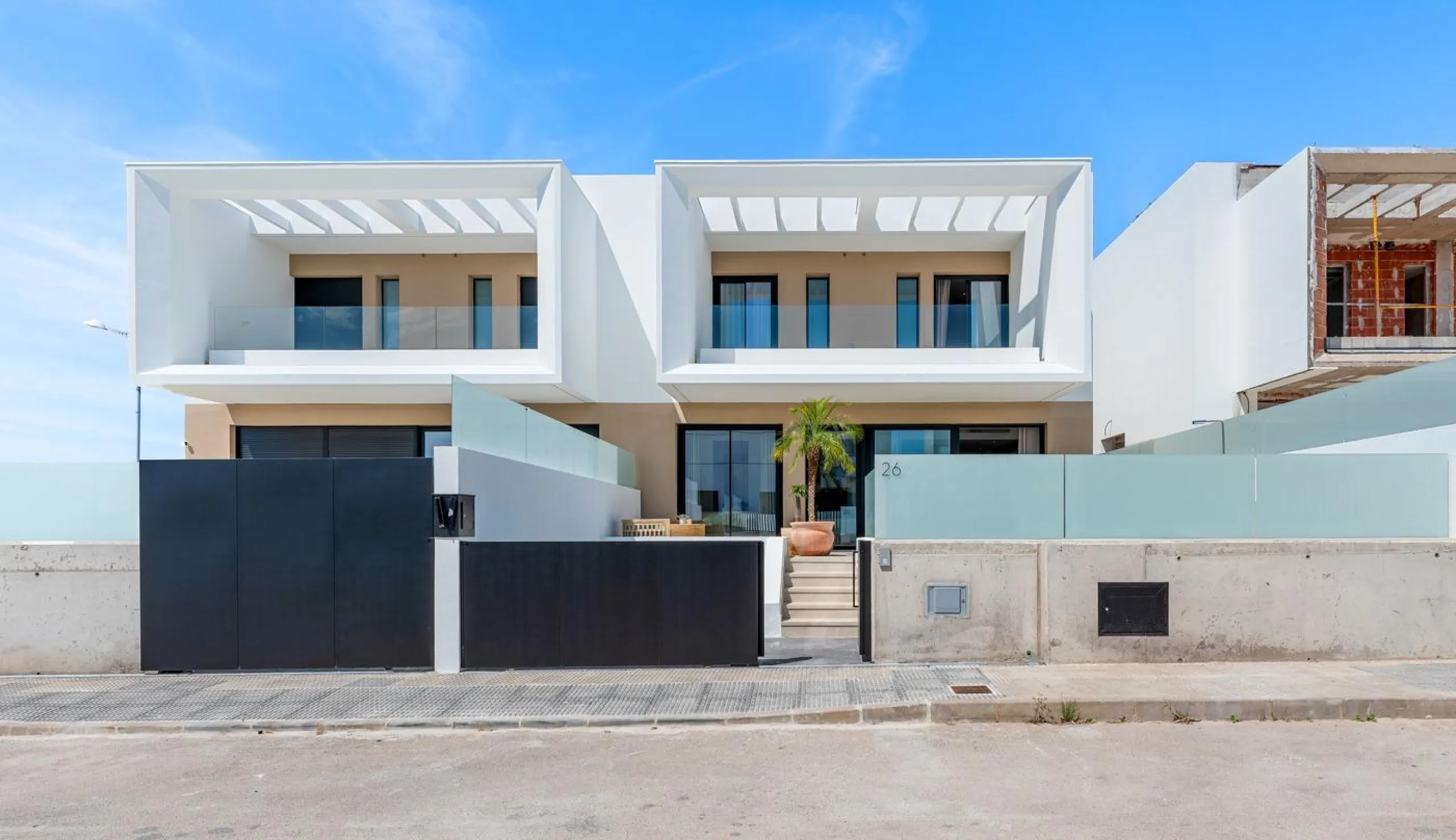 VILLA DE LUJO EN DOLORES DE 3 DORM. 3 BAÑOS. 1 ASEO. PISCINA PRIVADA. 205 M2 DE PARCELA. DOS TERRAZAS. PARKING.