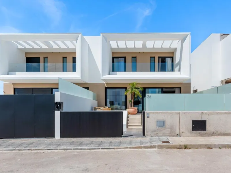 VILLA DE LUJO EN DOLORES DE 3 DORM. 3 BAÑOS. 1 ASEO. PISCINA PRIVADA. 205 M2 DE PARCELA. DOS TERRAZAS. PARKING.