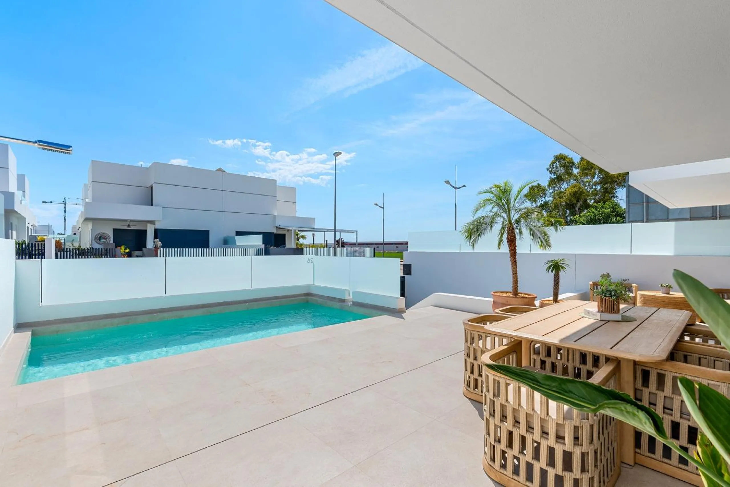 VILLA DE LUJO EN DOLORES DE 3 DORM. 3 BAÑOS. 1 ASEO. PISCINA PRIVADA. 205 M2 DE PARCELA. DOS TERRAZAS. PARKING.