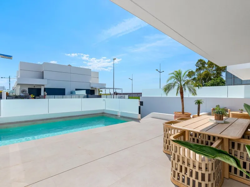 VILLA DE LUJO EN DOLORES DE 3 DORM. 3 BAÑOS. 1 ASEO. PISCINA PRIVADA. 205 M2 DE PARCELA. DOS TERRAZAS. PARKING.