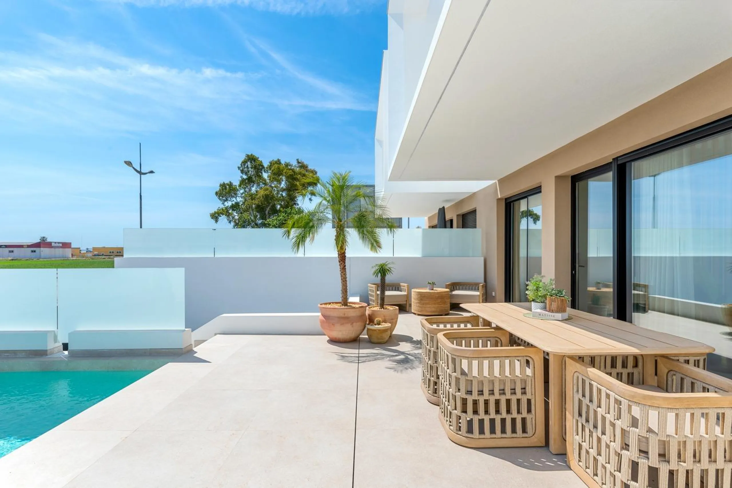 VILLA DE LUJO EN DOLORES DE 3 DORM. 3 BAÑOS. 1 ASEO. PISCINA PRIVADA. 205 M2 DE PARCELA. DOS TERRAZAS. PARKING.
