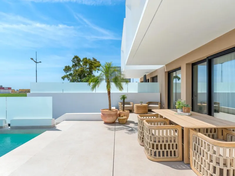 VILLA DE LUJO EN DOLORES DE 3 DORM. 3 BAÑOS. 1 ASEO. PISCINA PRIVADA. 205 M2 DE PARCELA. DOS TERRAZAS. PARKING.