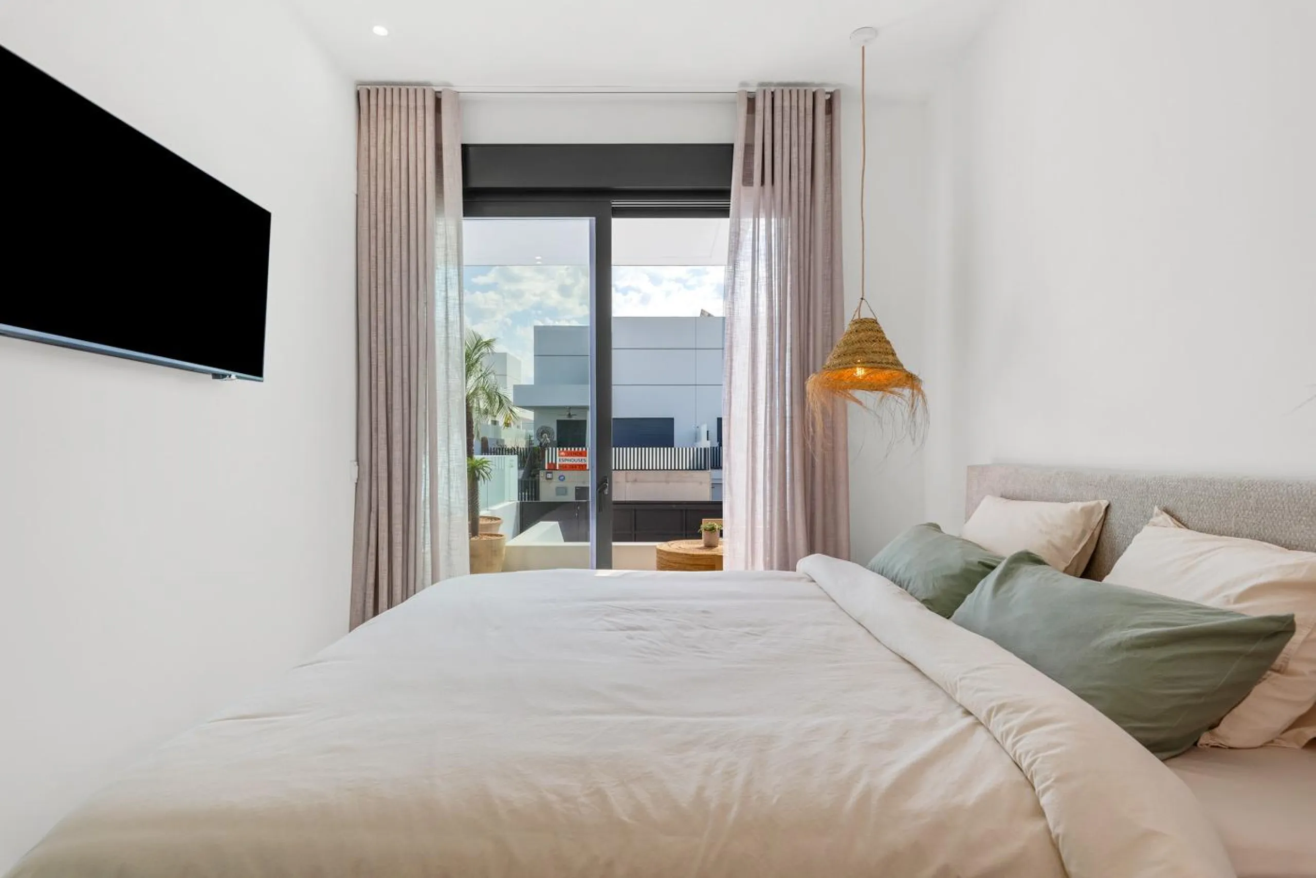 VILLA DE LUJO EN DOLORES DE 3 DORM. 3 BAÑOS. 1 ASEO. PISCINA PRIVADA. 205 M2 DE PARCELA. DOS TERRAZAS. PARKING.