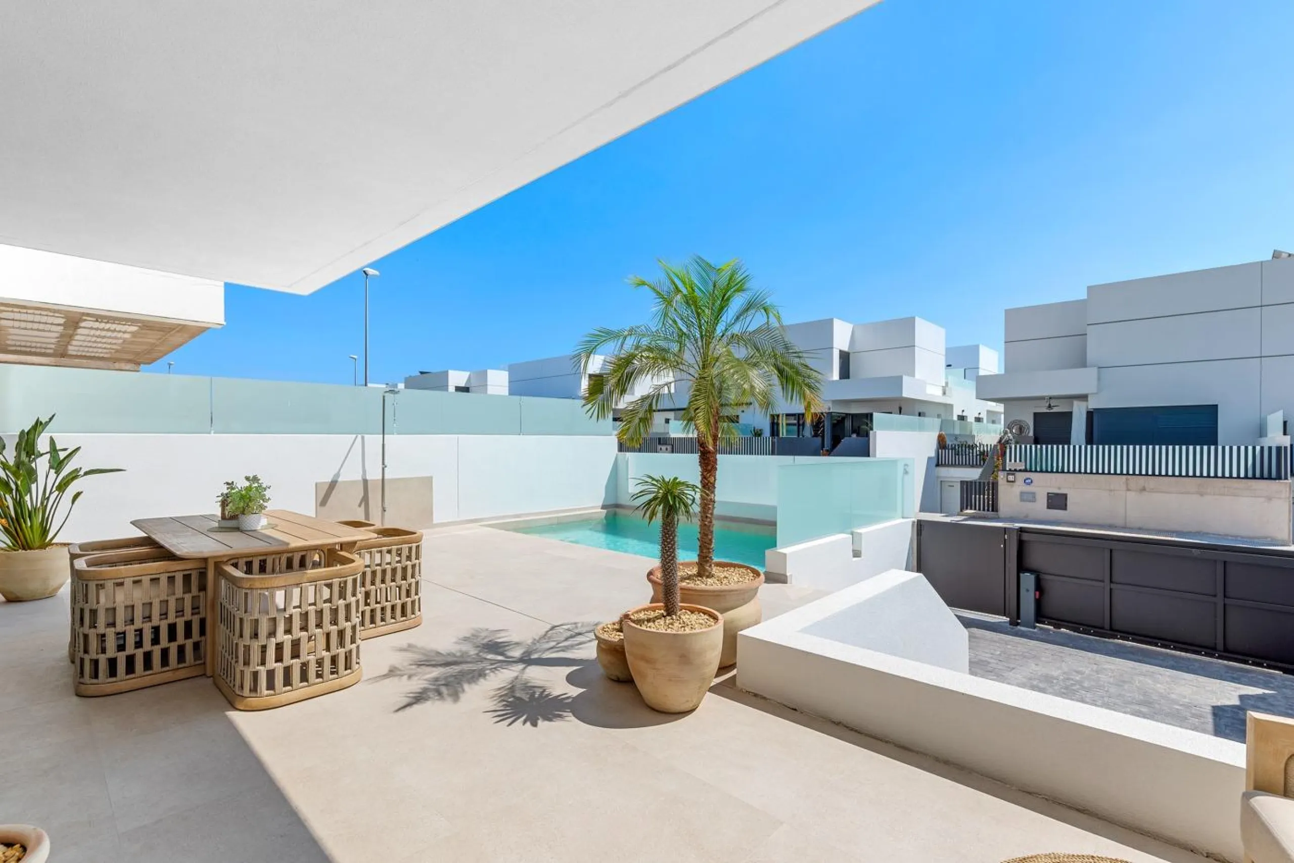 VILLA DE LUJO EN DOLORES DE 3 DORM. 3 BAÑOS. 1 ASEO. PISCINA PRIVADA. 205 M2 DE PARCELA. DOS TERRAZAS. PARKING.