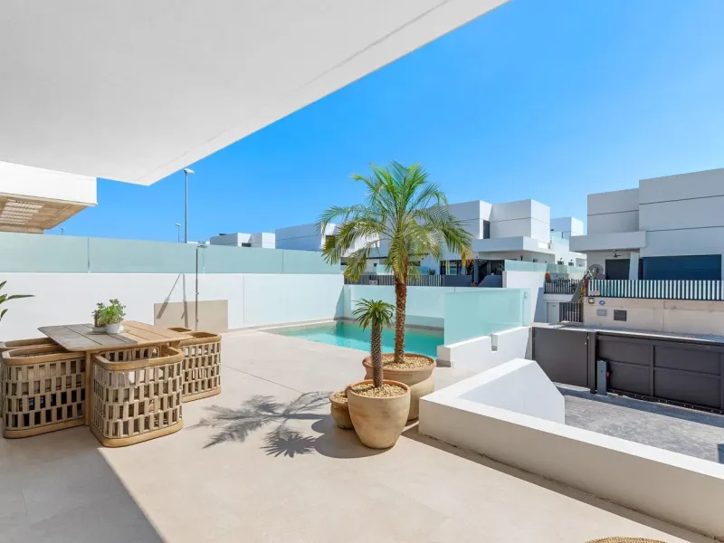 VILLA DE LUJO EN DOLORES DE 3 DORM. 3 BAÑOS. 1 ASEO. PISCINA PRIVADA. 205 M2 DE PARCELA. DOS TERRAZAS. PARKING.