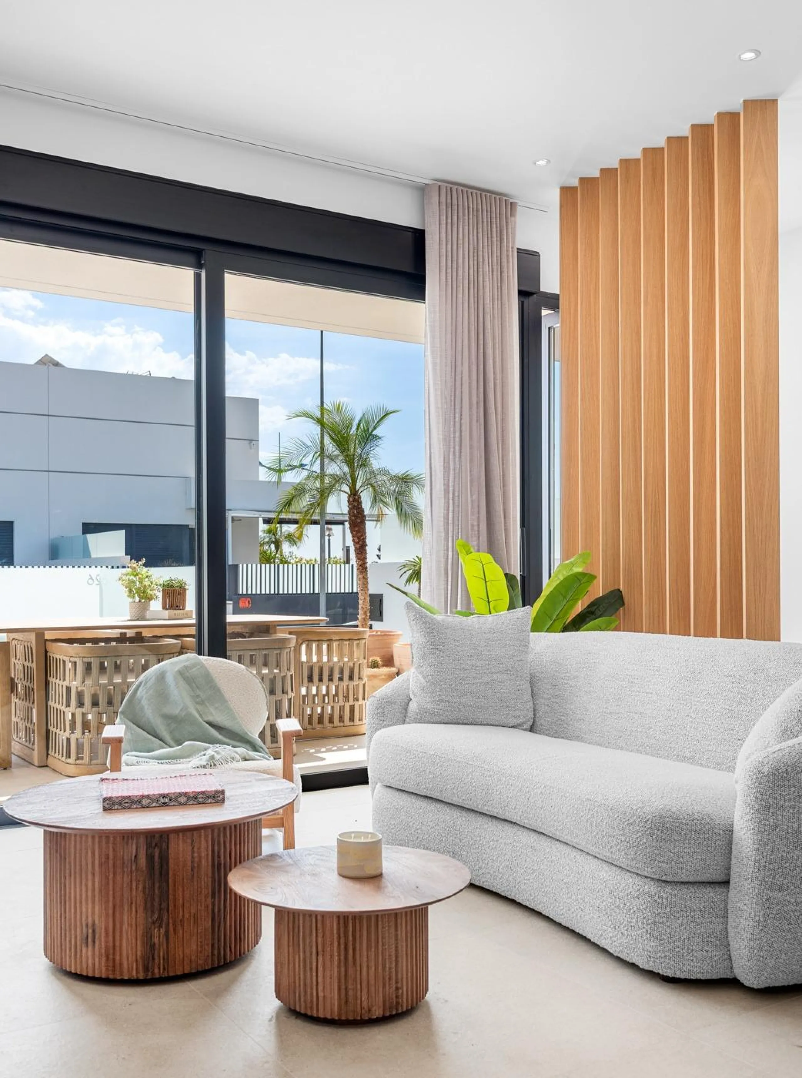 VILLA DE LUJO EN DOLORES DE 3 DORM. 3 BAÑOS. 1 ASEO. PISCINA PRIVADA. 205 M2 DE PARCELA. DOS TERRAZAS. PARKING.