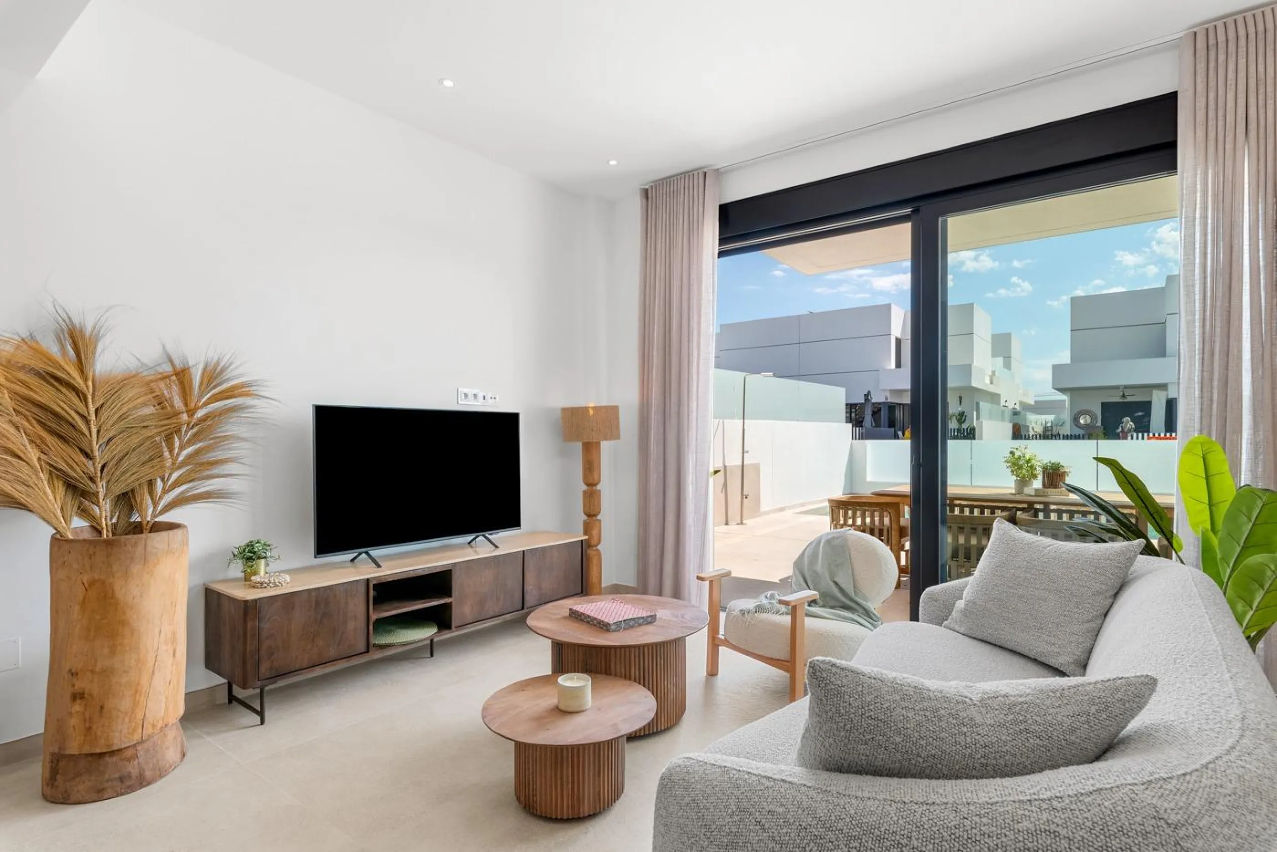 VILLA DE LUJO EN DOLORES DE 3 DORM. 3 BAÑOS. 1 ASEO. PISCINA PRIVADA. 205 M2 DE PARCELA. DOS TERRAZAS. PARKING.