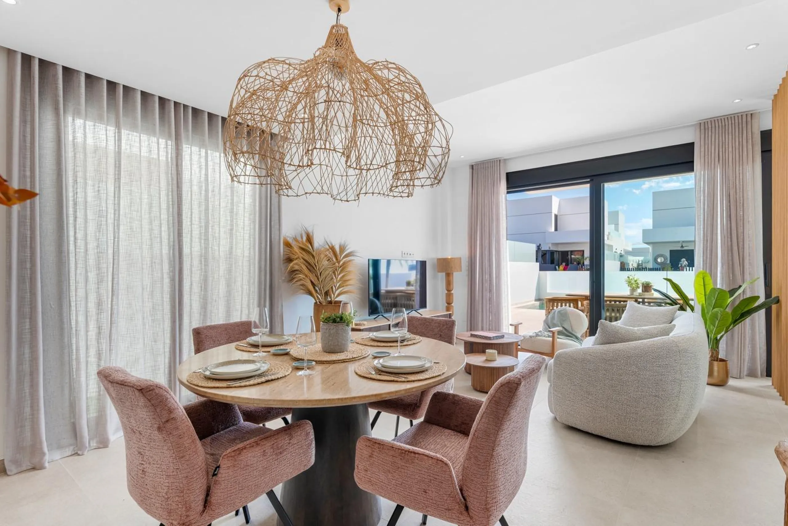 VILLA DE LUJO EN DOLORES DE 3 DORM. 3 BAÑOS. 1 ASEO. PISCINA PRIVADA. 205 M2 DE PARCELA. DOS TERRAZAS. PARKING.