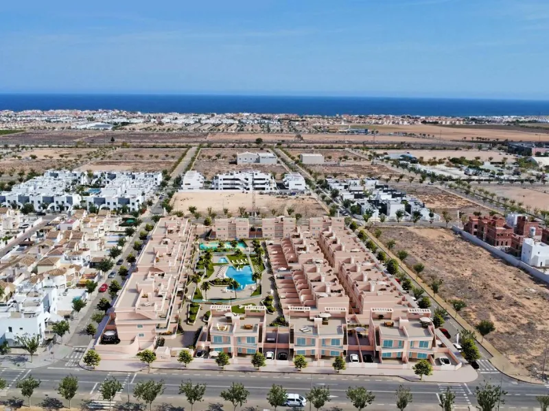 ADOSADOS DE OBRA NUEVA EN PILAR DE LA HORADADA. 3 DORM. 2 BAÑOS. CON PLAZA DE GARAJE Y PISCINA. 83 M2. JARDIN 33 M2. SOLARIUM 34 M2.