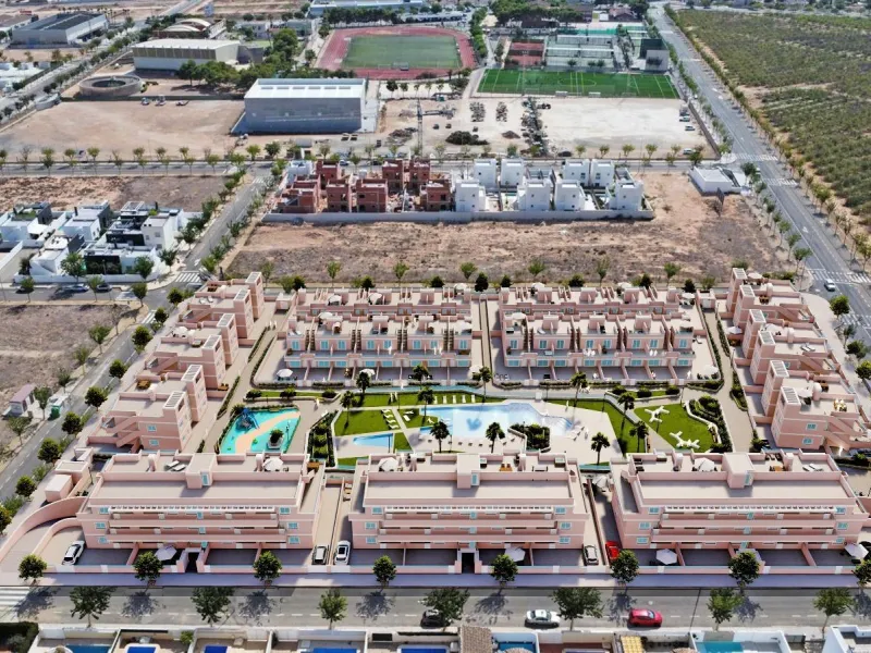 ADOSADOS DE OBRA NUEVA EN PILAR DE LA HORADADA. 3 DORM. 2 BAÑOS. CON PLAZA DE GARAJE Y PISCINA. 83 M2. JARDIN 33 M2. SOLARIUM 34 M2.
