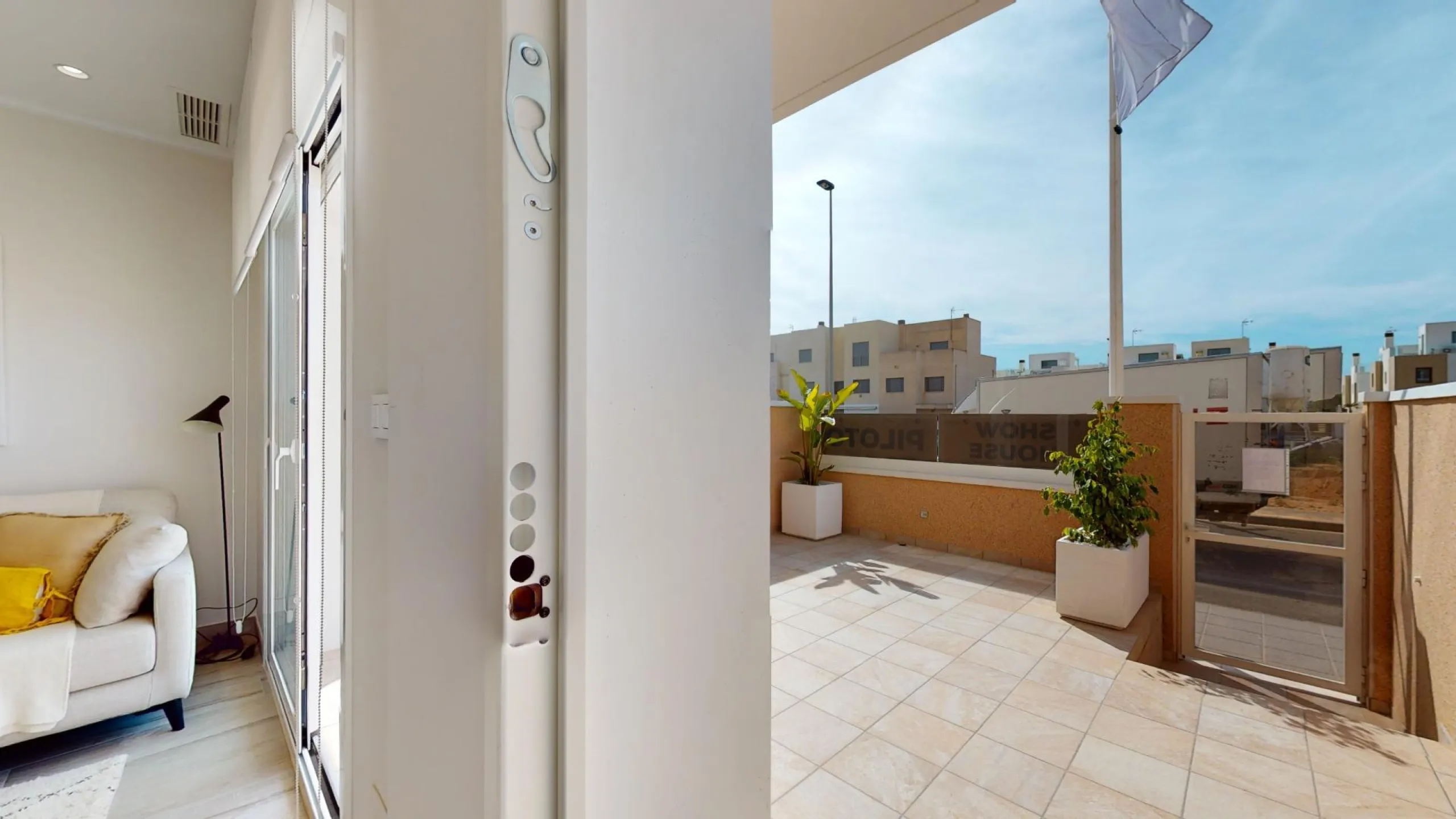 ADOSADOS DE OBRA NUEVA EN PILAR DE LA HORADADA. 3 DORM. 2 BAÑOS. CON PLAZA DE GARAJE Y PISCINA. 83 M2. JARDIN 33 M2. SOLARIUM 34 M2.