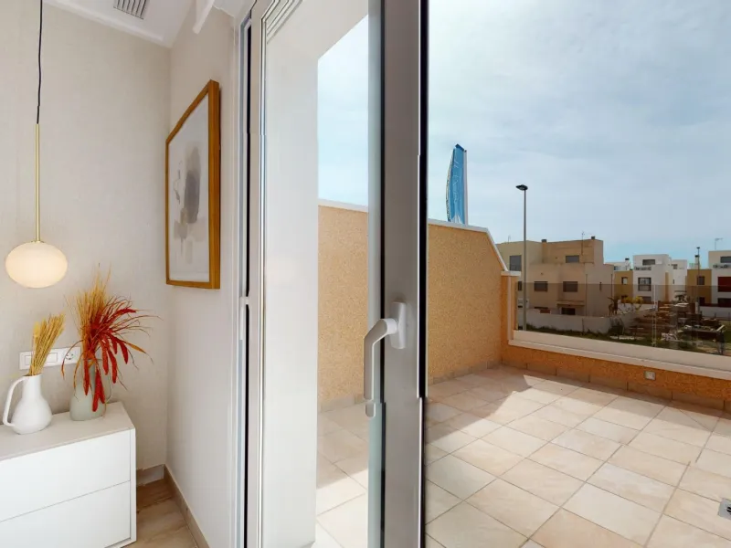 ADOSADOS DE OBRA NUEVA EN PILAR DE LA HORADADA. 3 DORM. 2 BAÑOS. CON PLAZA DE GARAJE Y PISCINA. 83 M2. JARDIN 33 M2. SOLARIUM 34 M2.