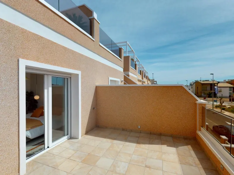 ADOSADOS DE OBRA NUEVA EN PILAR DE LA HORADADA. 3 DORM. 2 BAÑOS. CON PLAZA DE GARAJE Y PISCINA. 83 M2. JARDIN 33 M2. SOLARIUM 34 M2.