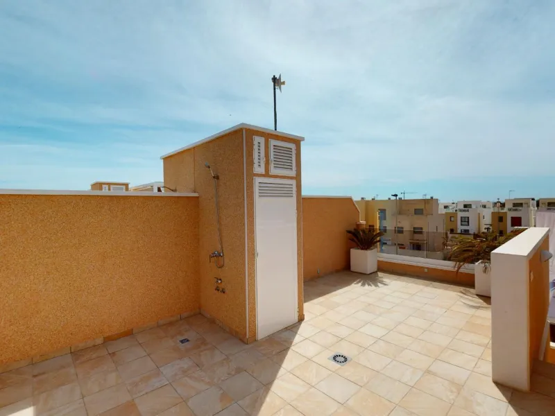 ADOSADOS DE OBRA NUEVA EN PILAR DE LA HORADADA. 3 DORM. 2 BAÑOS. CON PLAZA DE GARAJE Y PISCINA. 83 M2. JARDIN 33 M2. SOLARIUM 34 M2.