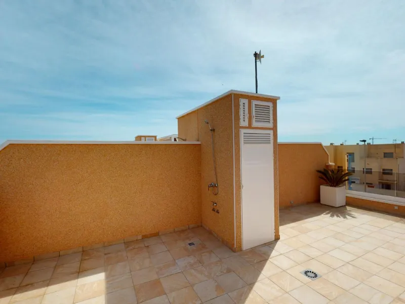 ADOSADOS DE OBRA NUEVA EN PILAR DE LA HORADADA. 3 DORM. 2 BAÑOS. CON PLAZA DE GARAJE Y PISCINA. 83 M2. JARDIN 33 M2. SOLARIUM 34 M2.