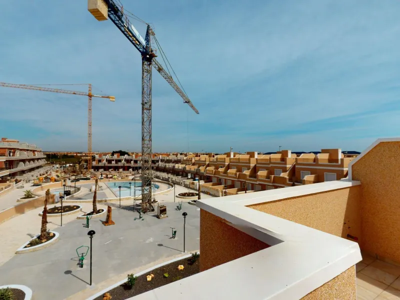 ADOSADOS DE OBRA NUEVA EN PILAR DE LA HORADADA. 3 DORM. 2 BAÑOS. CON PLAZA DE GARAJE Y PISCINA. 83 M2. JARDIN 33 M2. SOLARIUM 34 M2.
