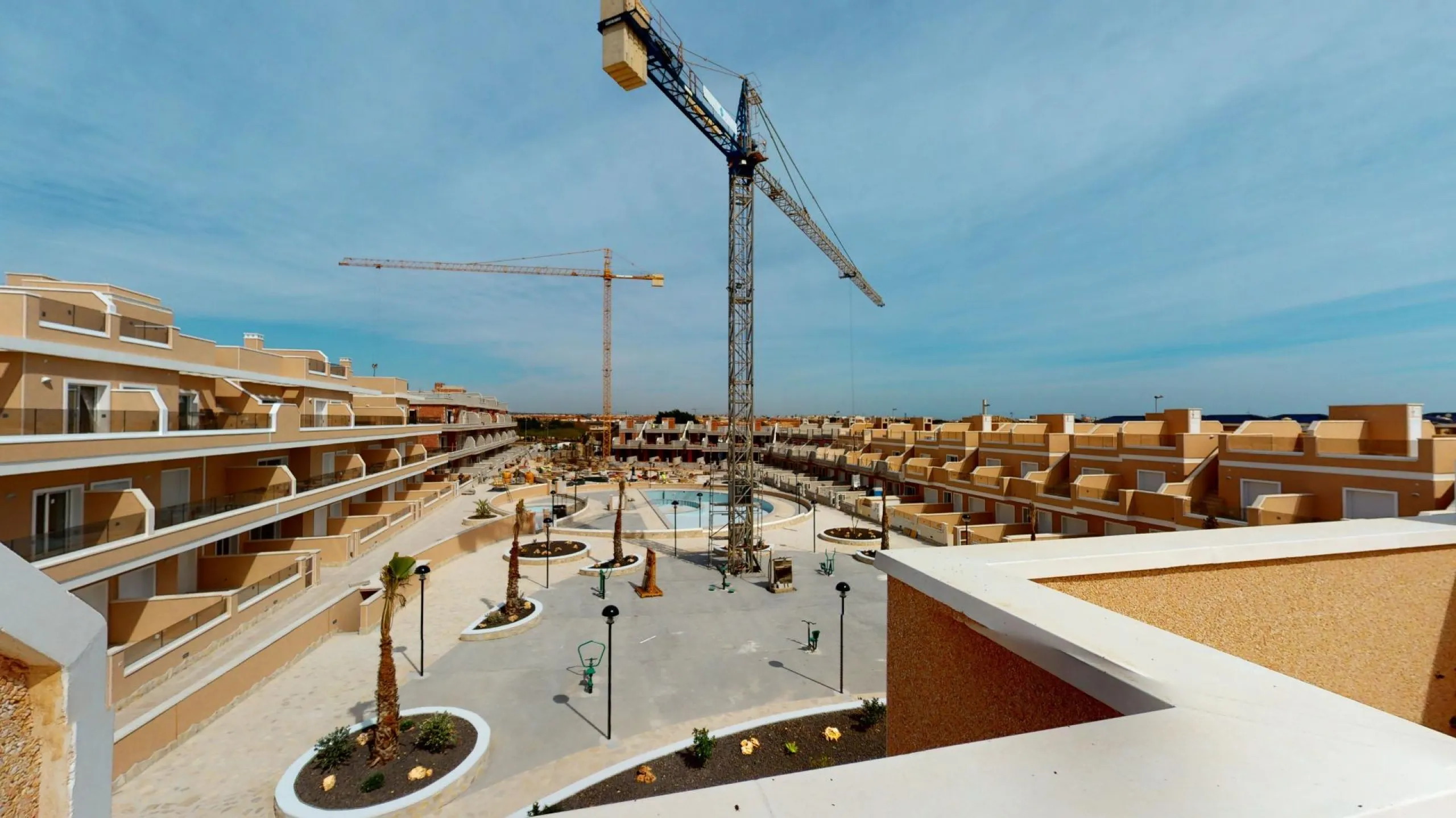ADOSADOS DE OBRA NUEVA EN PILAR DE LA HORADADA. 3 DORM. 2 BAÑOS. CON PLAZA DE GARAJE Y PISCINA. 83 M2. JARDIN 33 M2. SOLARIUM 34 M2.