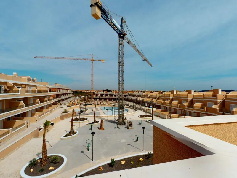 ADOSADOS DE OBRA NUEVA EN PILAR DE LA HORADADA. 3 DORM. 2 BAÑOS. CON PLAZA DE GARAJE Y PISCINA. 83 M2. JARDIN 33 M2. SOLARIUM 34 M2.