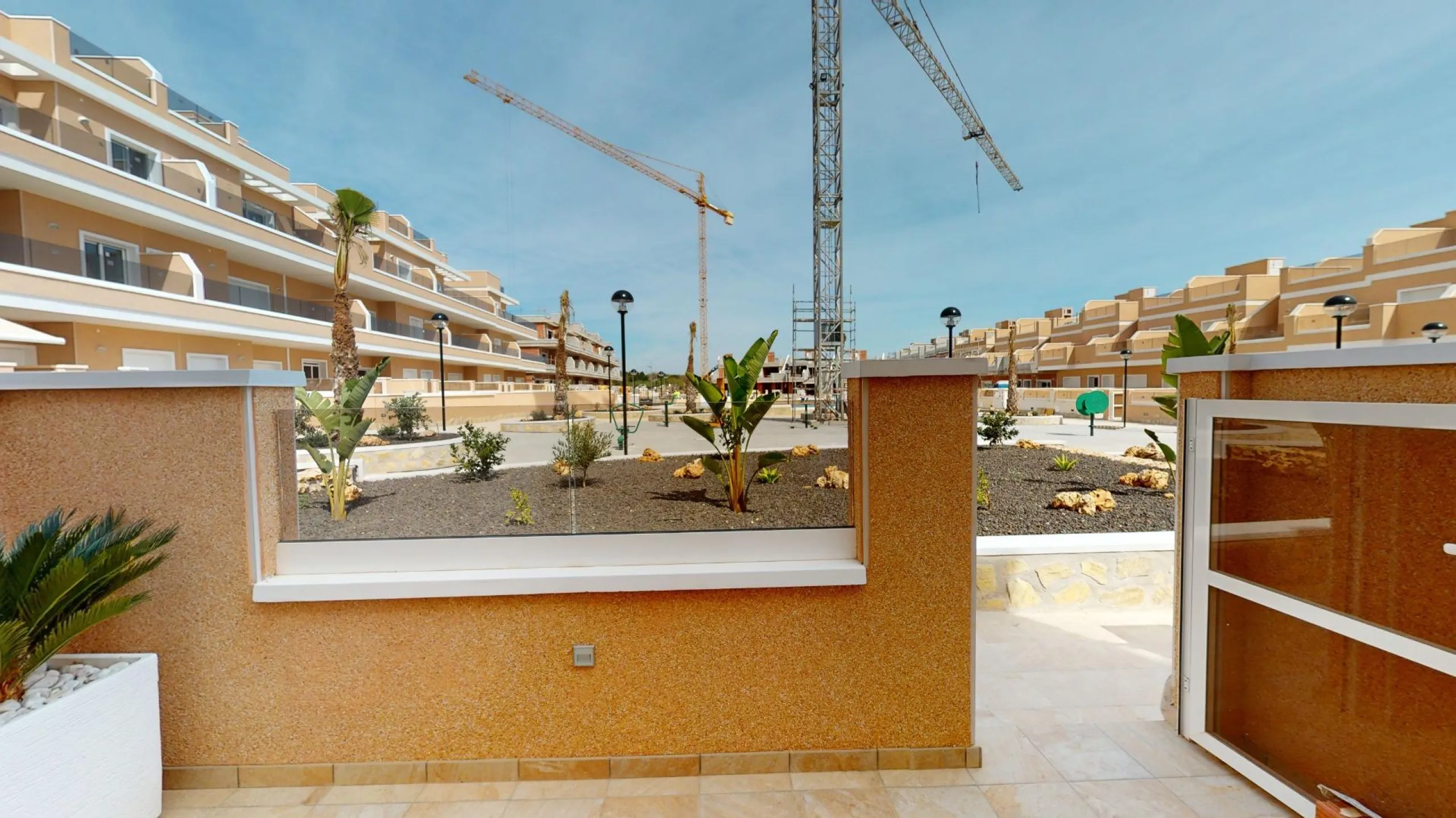 ADOSADOS DE OBRA NUEVA EN PILAR DE LA HORADADA. 3 DORM. 2 BAÑOS. CON PLAZA DE GARAJE Y PISCINA. 83 M2. JARDIN 33 M2. SOLARIUM 34 M2.