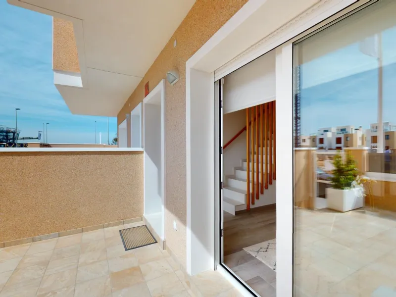 ADOSADOS DE OBRA NUEVA EN PILAR DE LA HORADADA. 3 DORM. 2 BAÑOS. CON PLAZA DE GARAJE Y PISCINA. 83 M2. JARDIN 33 M2. SOLARIUM 34 M2.