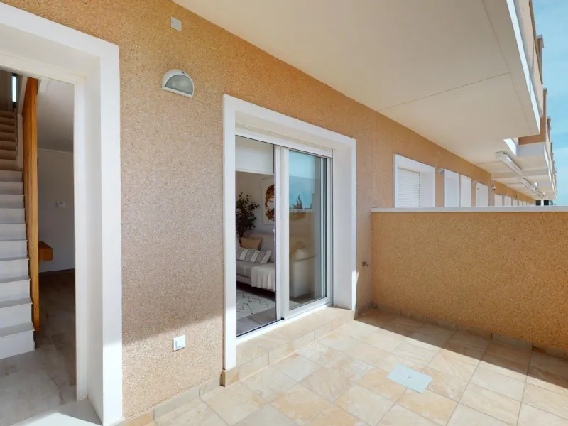 ADOSADOS DE OBRA NUEVA EN PILAR DE LA HORADADA. 3 DORM. 2 BAÑOS. CON PLAZA DE GARAJE Y PISCINA. 83 M2. JARDIN 33 M2. SOLARIUM 34 M2.