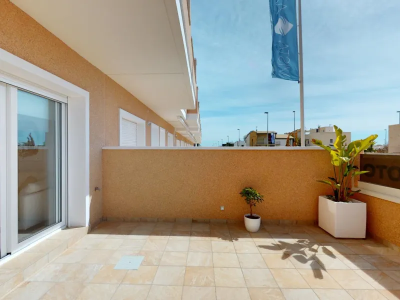 ADOSADOS DE OBRA NUEVA EN PILAR DE LA HORADADA. 3 DORM. 2 BAÑOS. CON PLAZA DE GARAJE Y PISCINA. 83 M2. JARDIN 33 M2. SOLARIUM 34 M2.