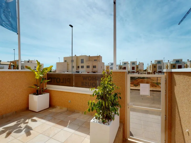 ADOSADOS DE OBRA NUEVA EN PILAR DE LA HORADADA. 3 DORM. 2 BAÑOS. CON PLAZA DE GARAJE Y PISCINA. 83 M2. JARDIN 33 M2. SOLARIUM 34 M2.