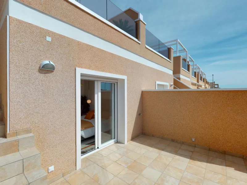 ADOSADOS DE OBRA NUEVA EN PILAR DE LA HORADADA. 3 DORM. 2 BAÑOS. CON PLAZA DE GARAJE Y PISCINA. 83 M2. JARDIN 33 M2. SOLARIUM 34 M2.