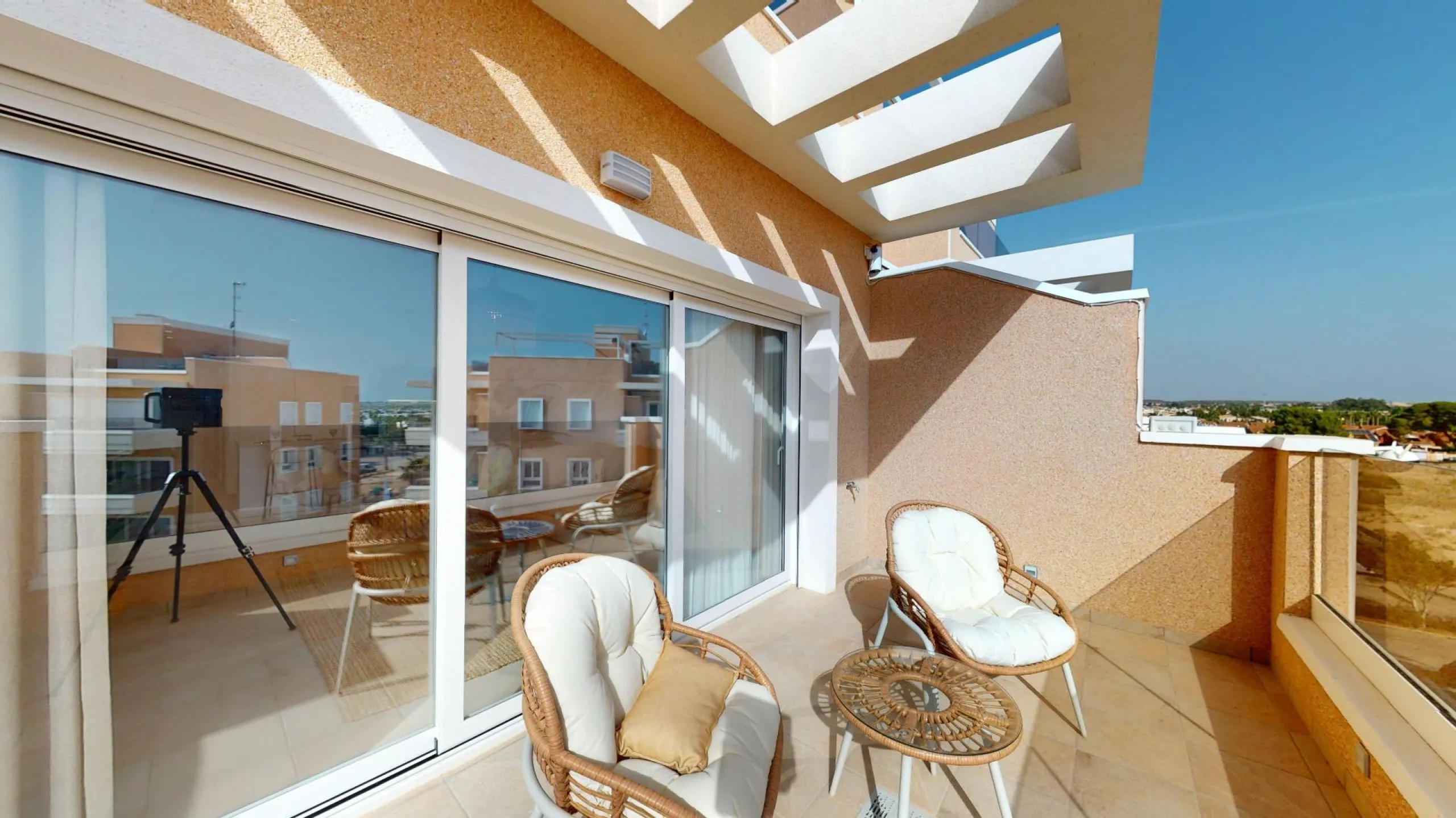 APARTAMENTOS DE OBRA NUEVA EN PILAR DE LA HORADADA CON GARAJE INCLUIDO. 100 M2.TERRAZAS DE 25 M2. 3 DORM. 2 BAÑOS. PISCINA.