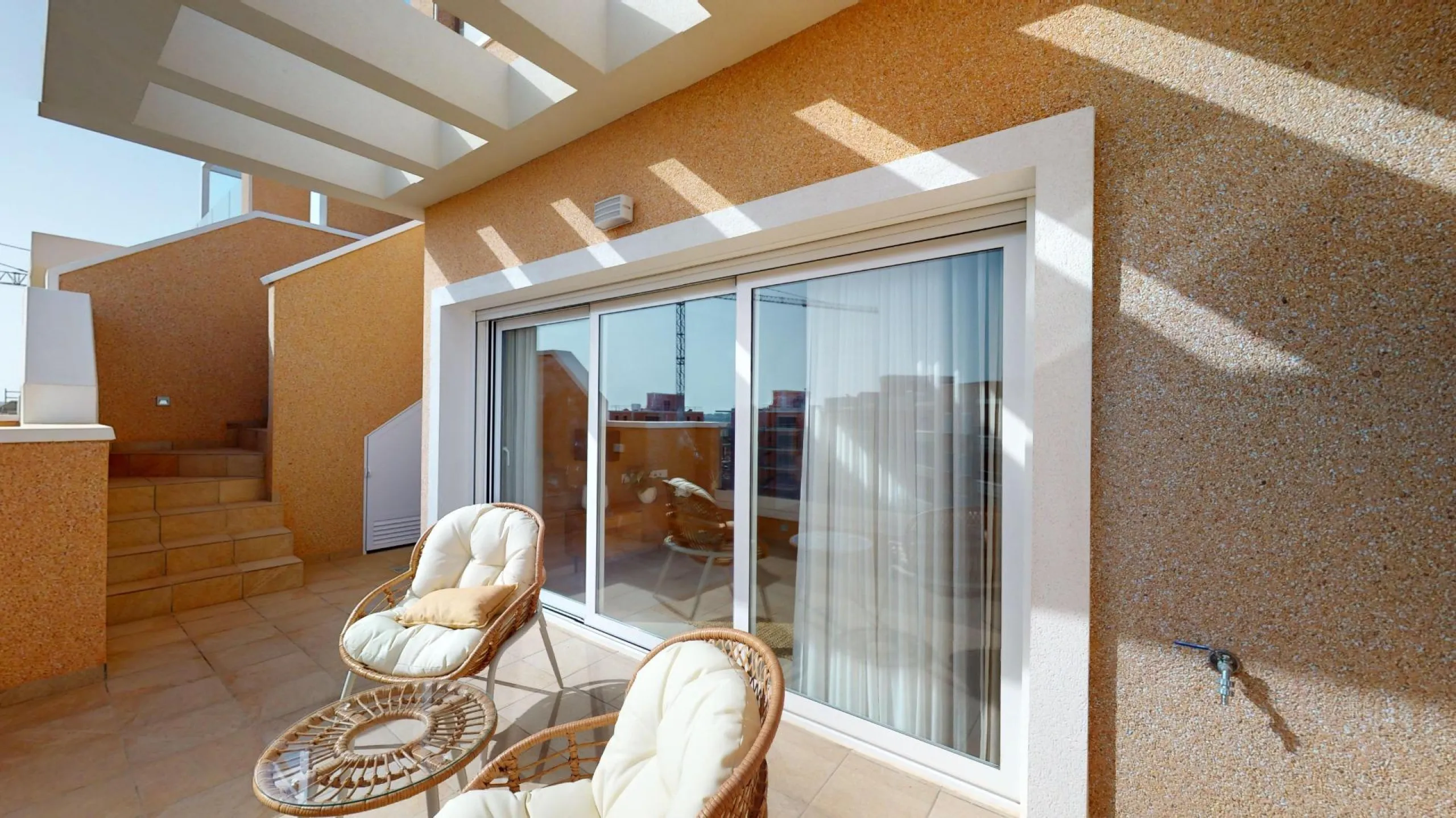 APARTAMENTOS DE OBRA NUEVA EN PILAR DE LA HORADADA CON GARAJE INCLUIDO. 100 M2.TERRAZAS DE 25 M2. 3 DORM. 2 BAÑOS. PISCINA.