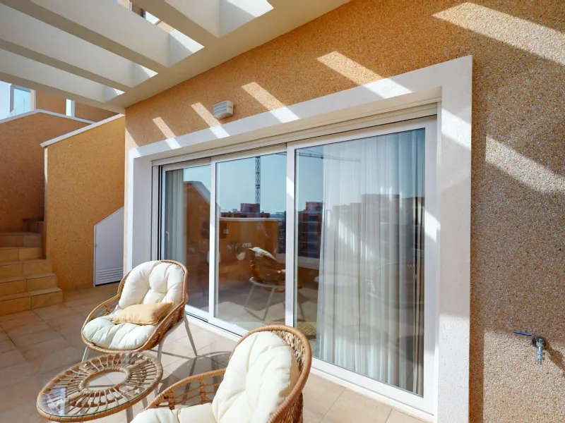 APARTAMENTOS DE OBRA NUEVA EN PILAR DE LA HORADADA CON GARAJE INCLUIDO. 100 M2.TERRAZAS DE 25 M2. 3 DORM. 2 BAÑOS. PISCINA.