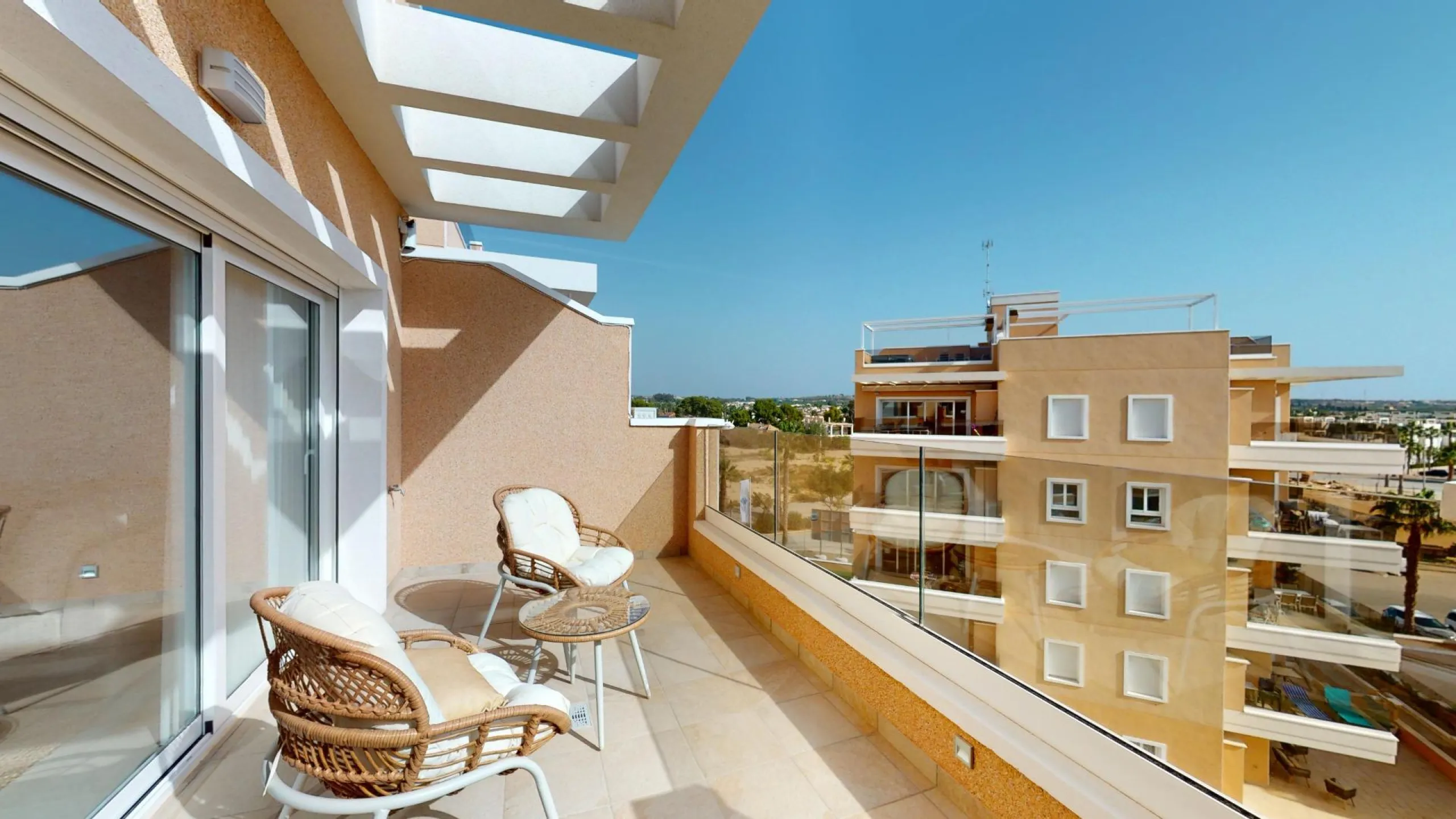 APARTAMENTOS DE OBRA NUEVA EN PILAR DE LA HORADADA CON GARAJE INCLUIDO. 100 M2.TERRAZAS DE 25 M2. 3 DORM. 2 BAÑOS. PISCINA.