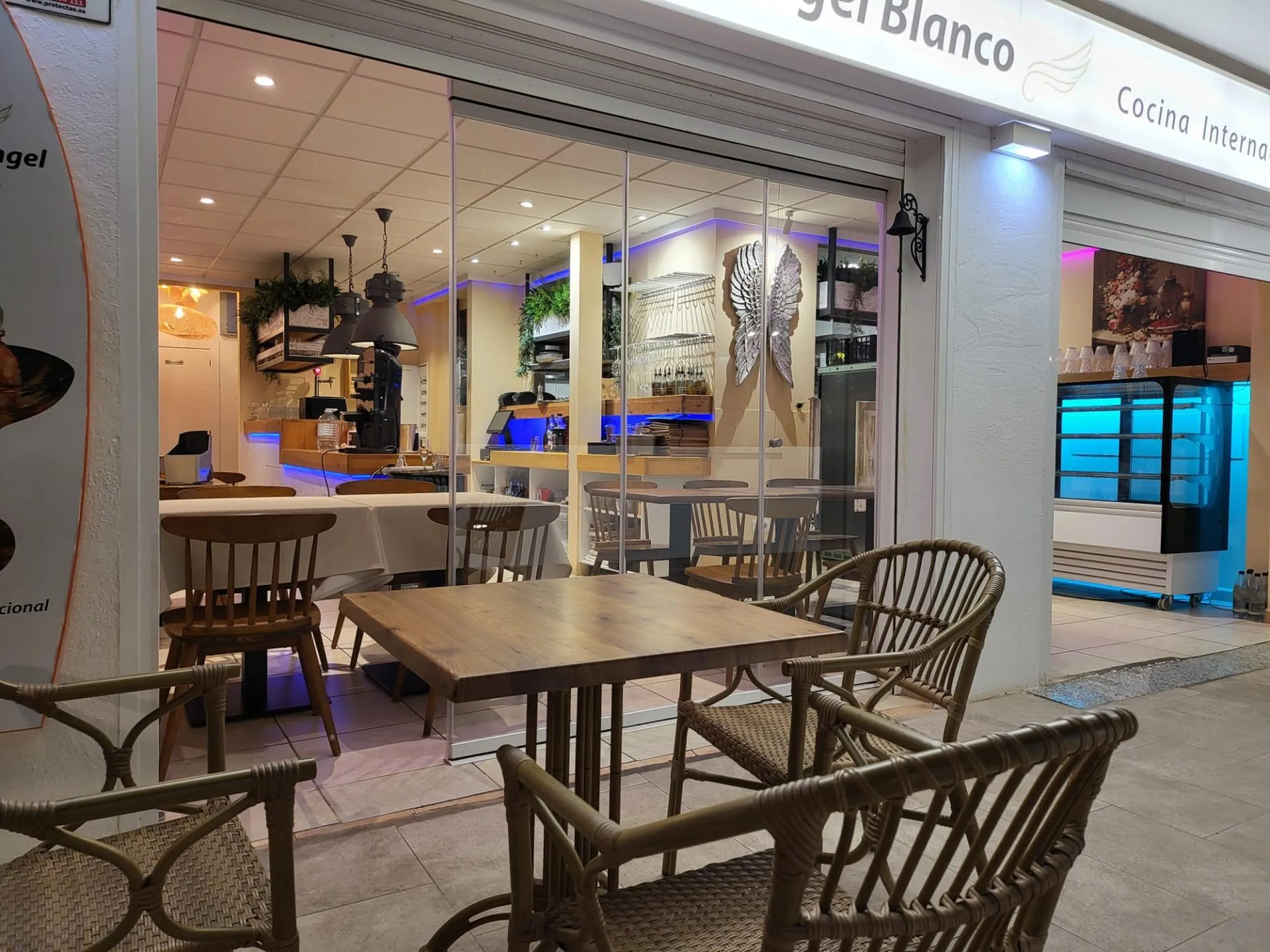 Unique opportunity in Calpe: beachfront restaurant ready to operate