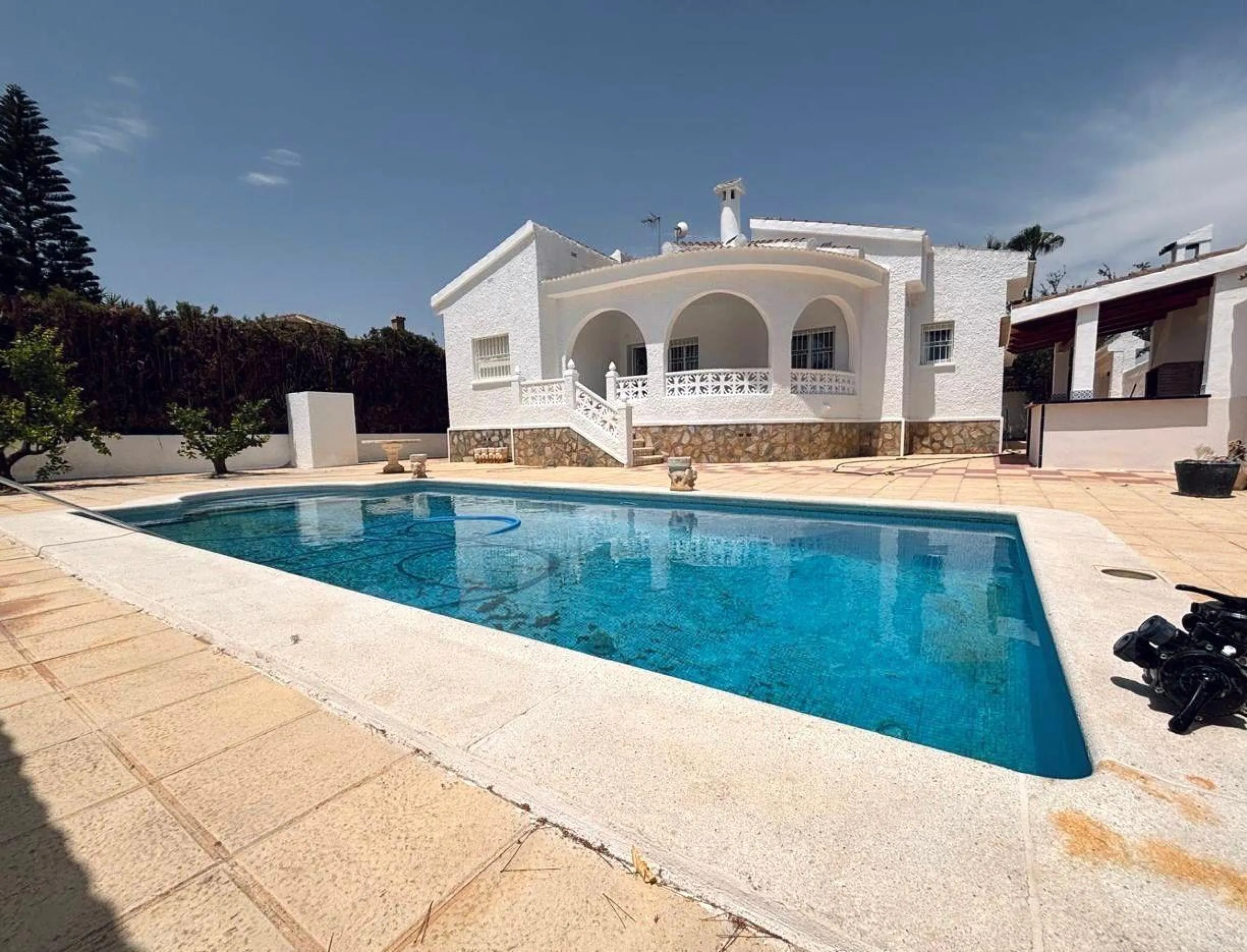 VILLA ESTILO MEDITERRANEO EN CIUDAD QUESADA CON PARCELA DE 500 M2 Y PROPIA PISCINA. 3 DORM. 2 BAÑOS. 110 M2 DE CASA.
