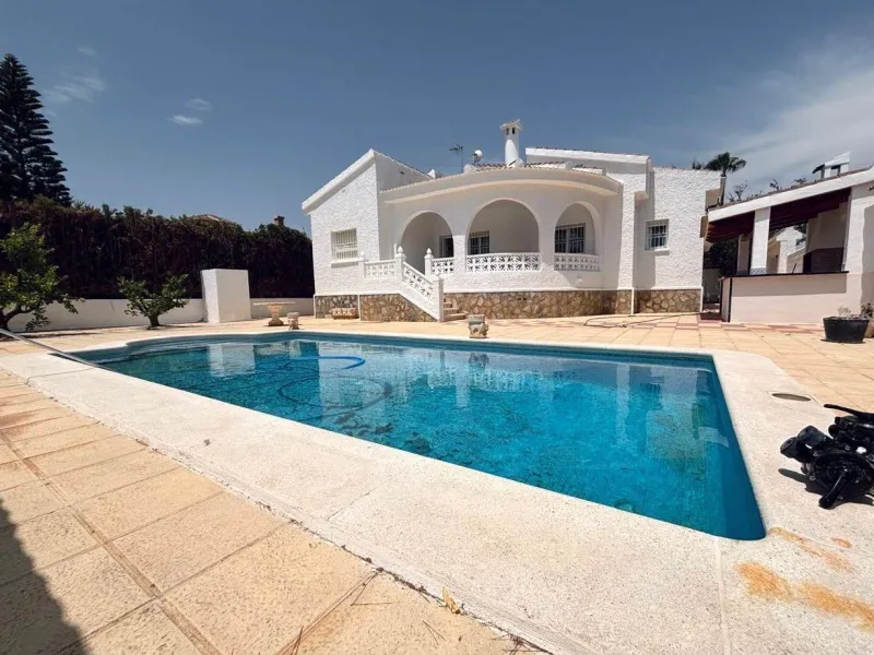 VILLA ESTILO MEDITERRANEO EN CIUDAD QUESADA CON PARCELA DE 500 M2 Y PROPIA PISCINA. 3 DORM. 2 BAÑOS. 110 M2 DE CASA.