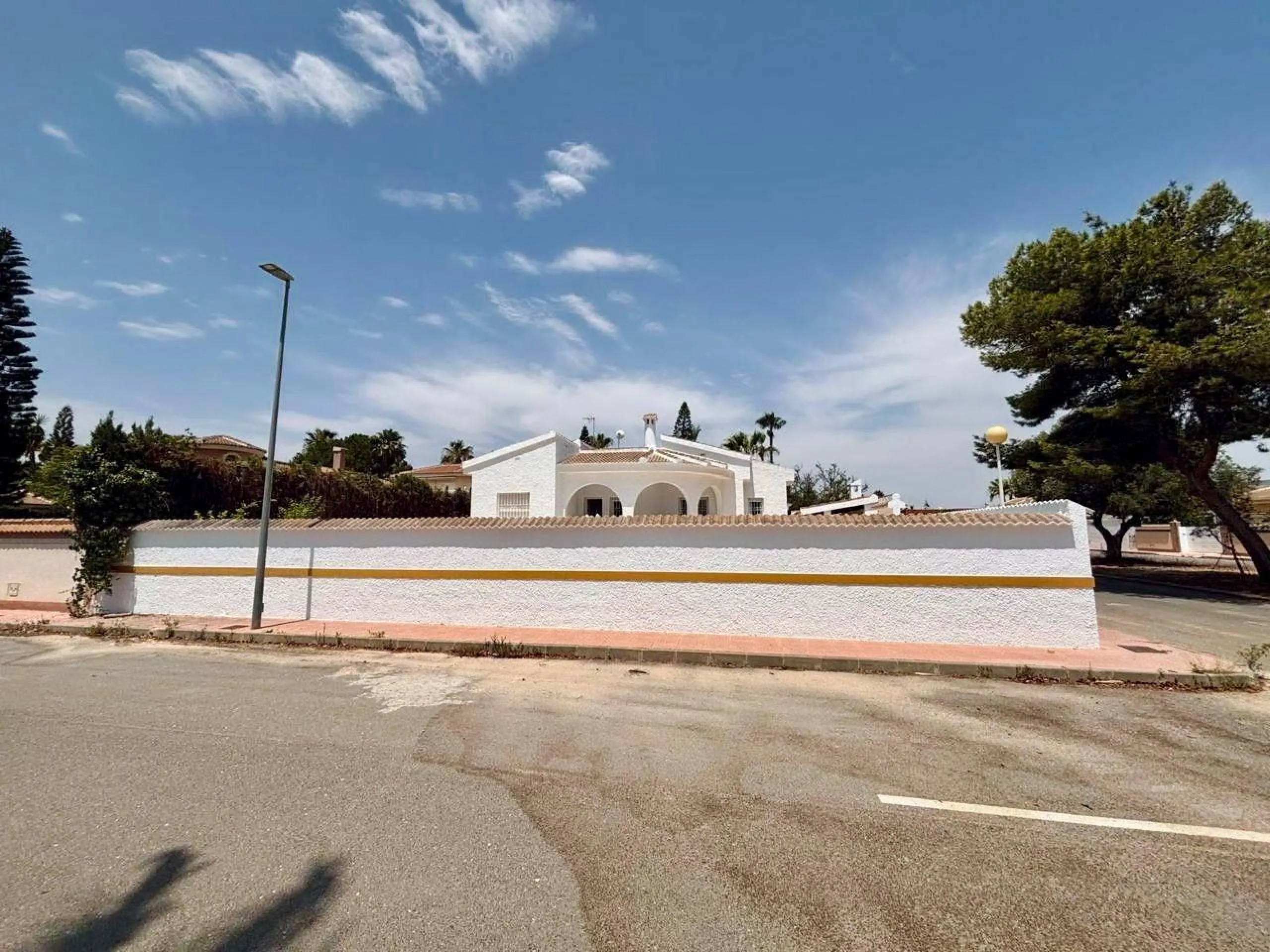 VILLA ESTILO MEDITERRANEO EN CIUDAD QUESADA CON PARCELA DE 500 M2 Y PROPIA PISCINA. 3 DORM. 2 BAÑOS. 110 M2 DE CASA.