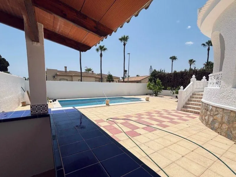 VILLA ESTILO MEDITERRANEO EN CIUDAD QUESADA CON PARCELA DE 500 M2 Y PROPIA PISCINA. 3 DORM. 2 BAÑOS. 110 M2 DE CASA.