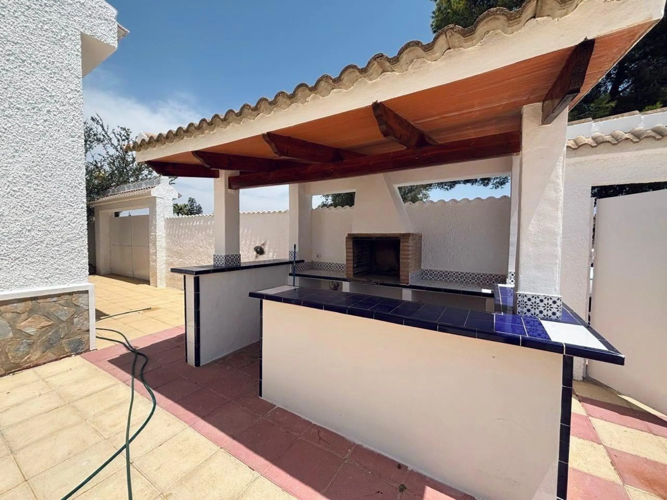 VILLA ESTILO MEDITERRANEO EN CIUDAD QUESADA CON PARCELA DE 500 M2 Y PROPIA PISCINA. 3 DORM. 2 BAÑOS. 110 M2 DE CASA.