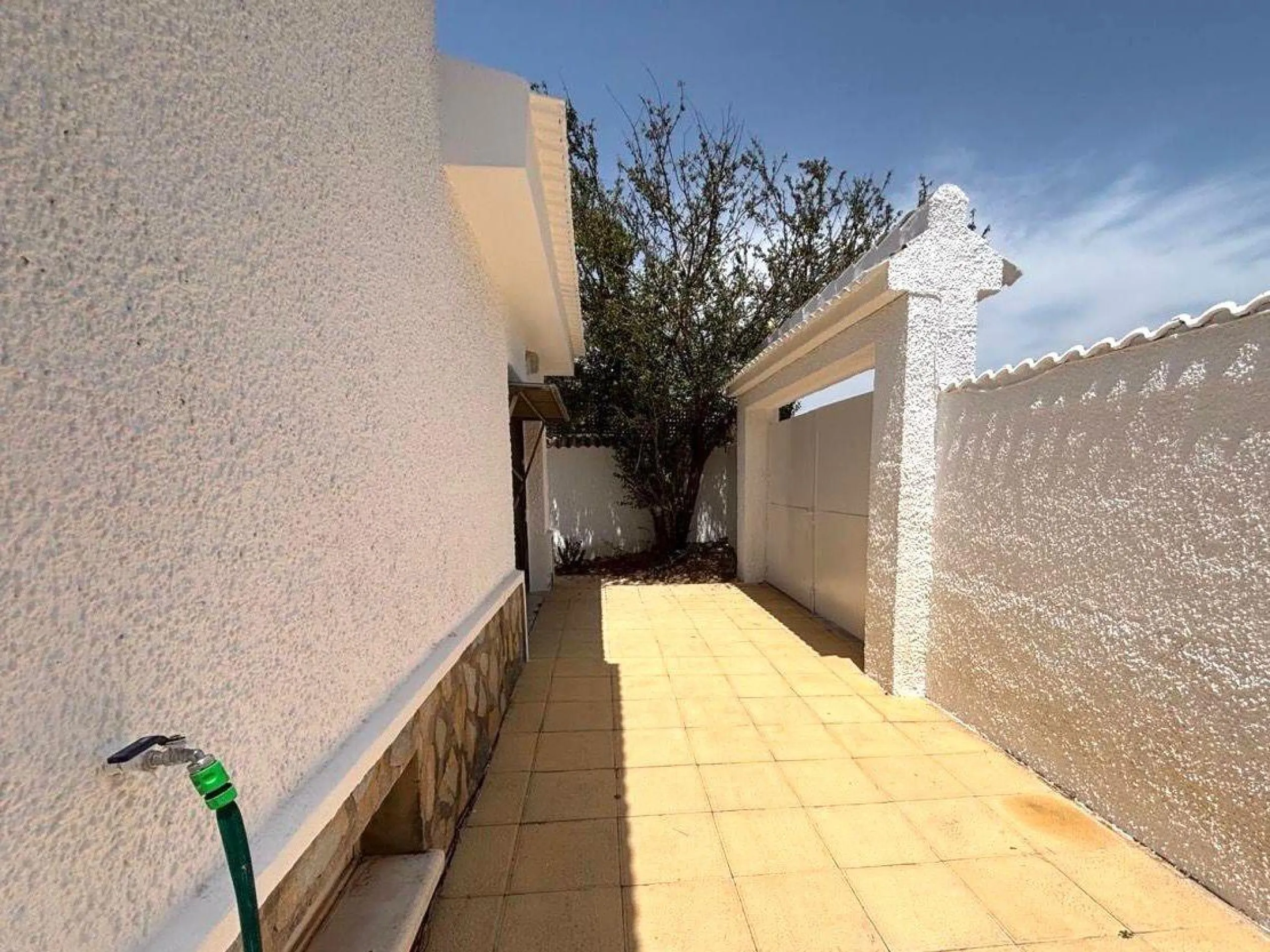 VILLA ESTILO MEDITERRANEO EN CIUDAD QUESADA CON PARCELA DE 500 M2 Y PROPIA PISCINA. 3 DORM. 2 BAÑOS. 110 M2 DE CASA.