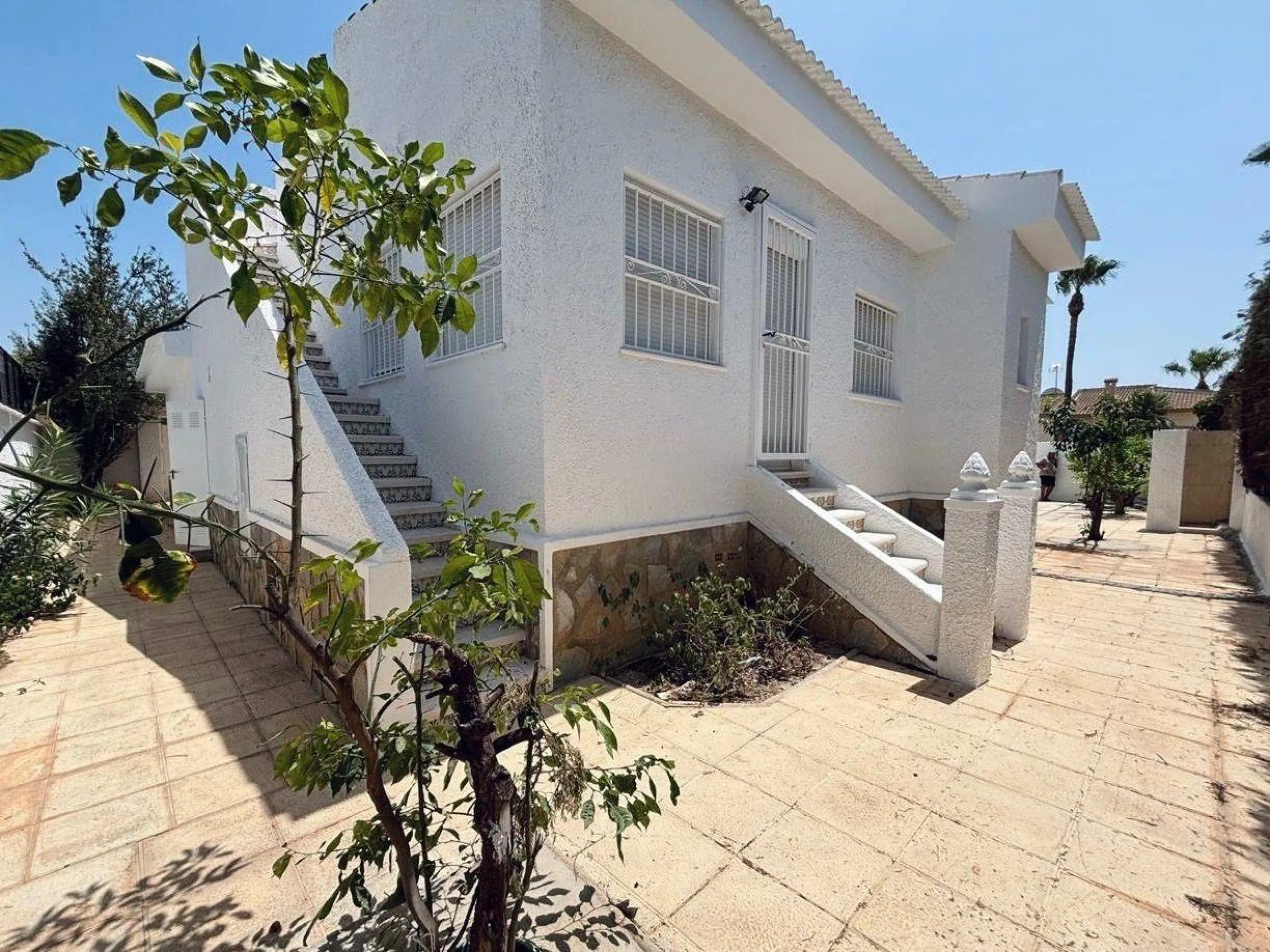 VILLA ESTILO MEDITERRANEO EN CIUDAD QUESADA CON PARCELA DE 500 M2 Y PROPIA PISCINA. 3 DORM. 2 BAÑOS. 110 M2 DE CASA.