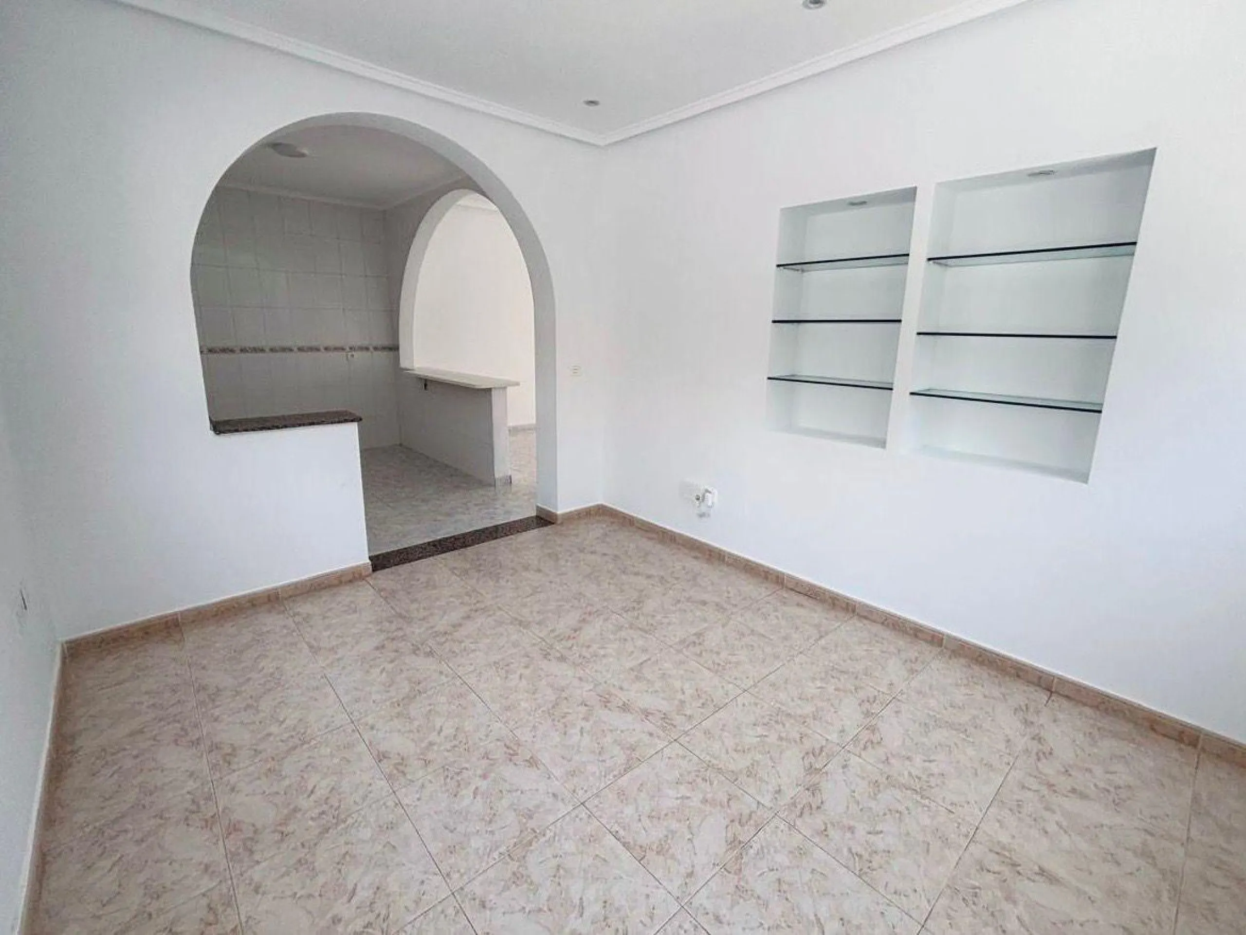 VILLA ESTILO MEDITERRANEO EN CIUDAD QUESADA CON PARCELA DE 500 M2 Y PROPIA PISCINA. 3 DORM. 2 BAÑOS. 110 M2 DE CASA.