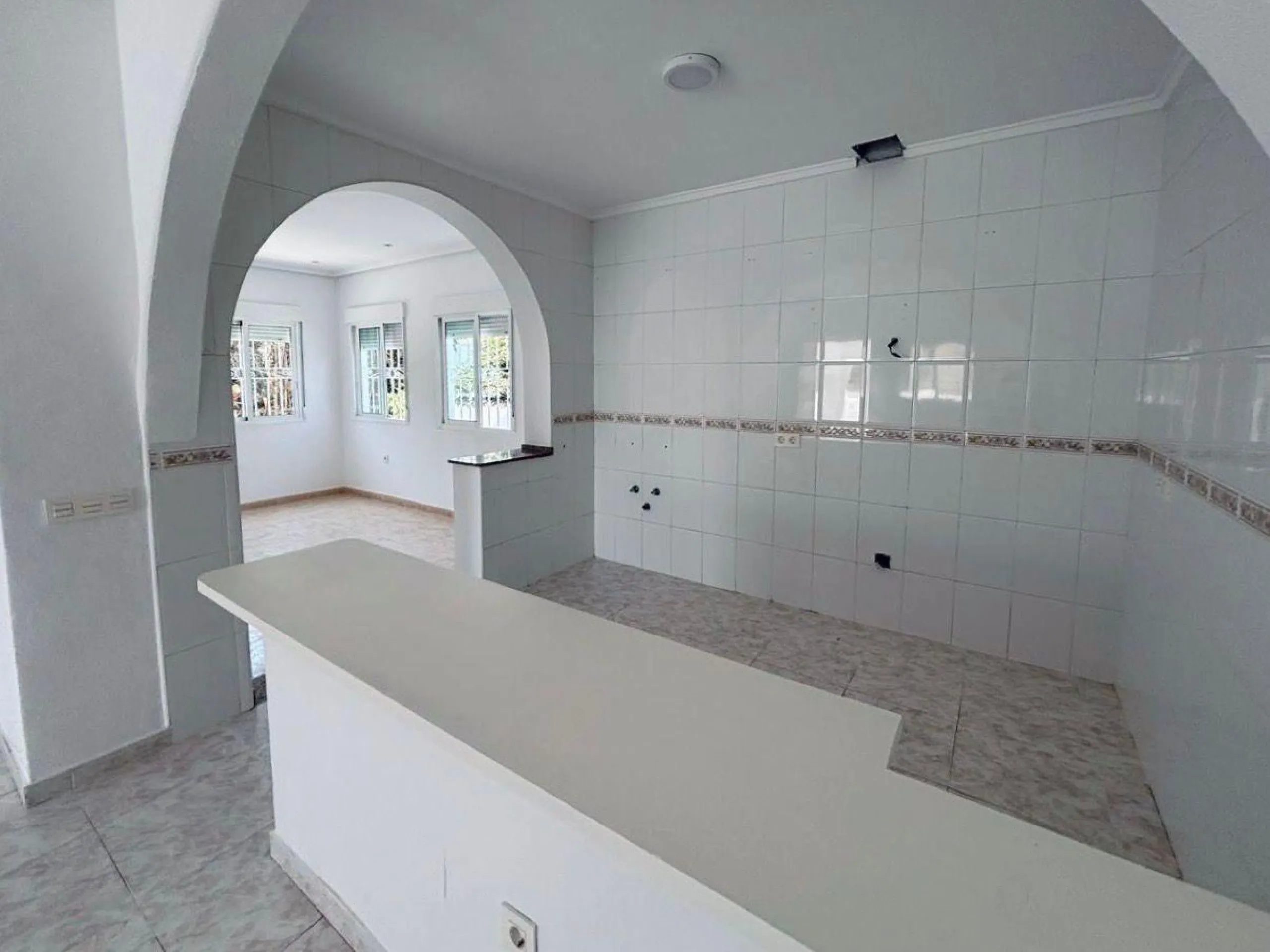 VILLA ESTILO MEDITERRANEO EN CIUDAD QUESADA CON PARCELA DE 500 M2 Y PROPIA PISCINA. 3 DORM. 2 BAÑOS. 110 M2 DE CASA.