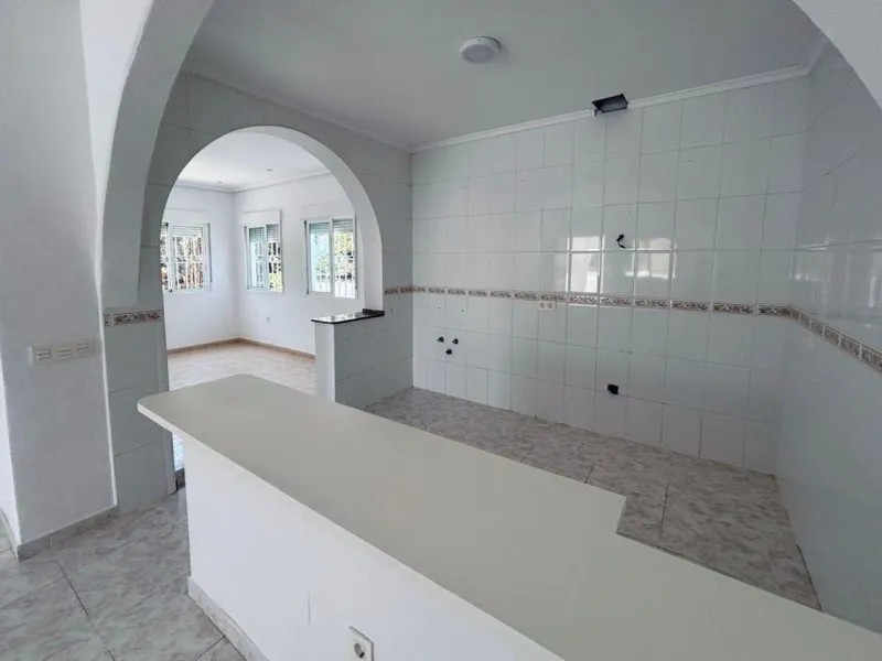 VILLA ESTILO MEDITERRANEO EN CIUDAD QUESADA CON PARCELA DE 500 M2 Y PROPIA PISCINA. 3 DORM. 2 BAÑOS. 110 M2 DE CASA.