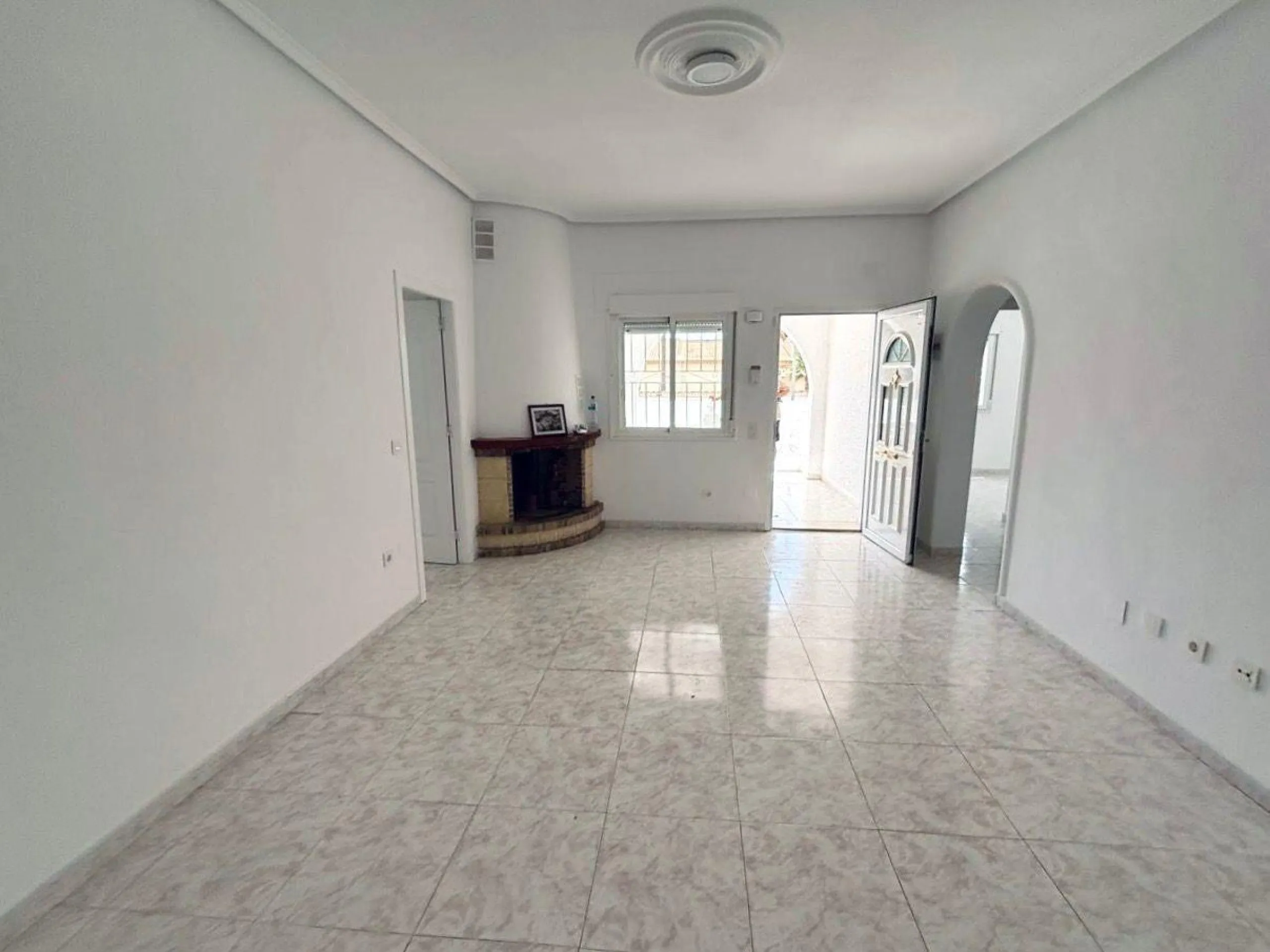 VILLA ESTILO MEDITERRANEO EN CIUDAD QUESADA CON PARCELA DE 500 M2 Y PROPIA PISCINA. 3 DORM. 2 BAÑOS. 110 M2 DE CASA.