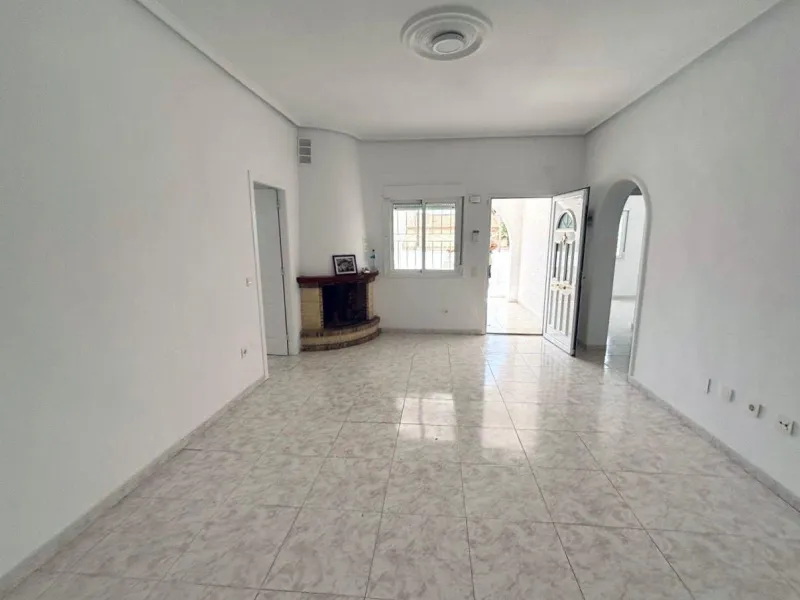 VILLA ESTILO MEDITERRANEO EN CIUDAD QUESADA CON PARCELA DE 500 M2 Y PROPIA PISCINA. 3 DORM. 2 BAÑOS. 110 M2 DE CASA.