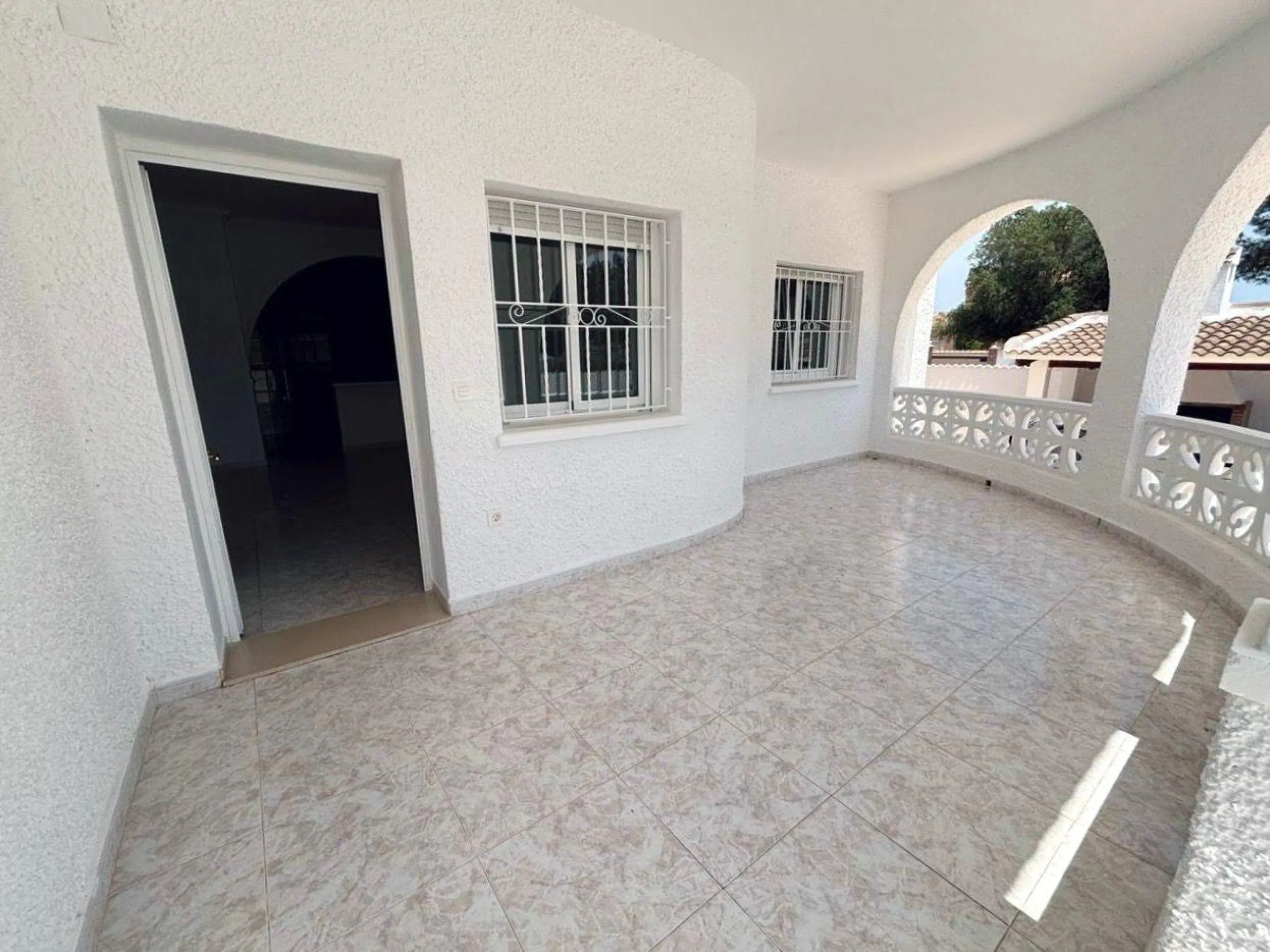 VILLA ESTILO MEDITERRANEO EN CIUDAD QUESADA CON PARCELA DE 500 M2 Y PROPIA PISCINA. 3 DORM. 2 BAÑOS. 110 M2 DE CASA.