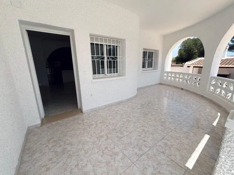 VILLA ESTILO MEDITERRANEO EN CIUDAD QUESADA CON PARCELA DE 500 M2 Y PROPIA PISCINA. 3 DORM. 2 BAÑOS. 110 M2 DE CASA.